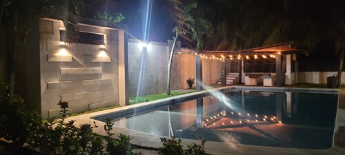  Front beach property, XL pool, for kids, family and friends