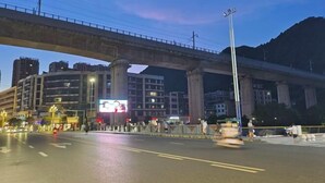 Ponte rodoviária de vários níveis com passarela para pedestres.
