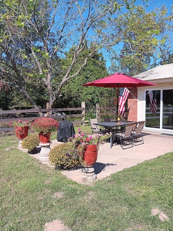Outdoor dining. CRAWFORD HOUSE