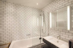 Douche, sèche-cheveux, serviettes fournies, savon