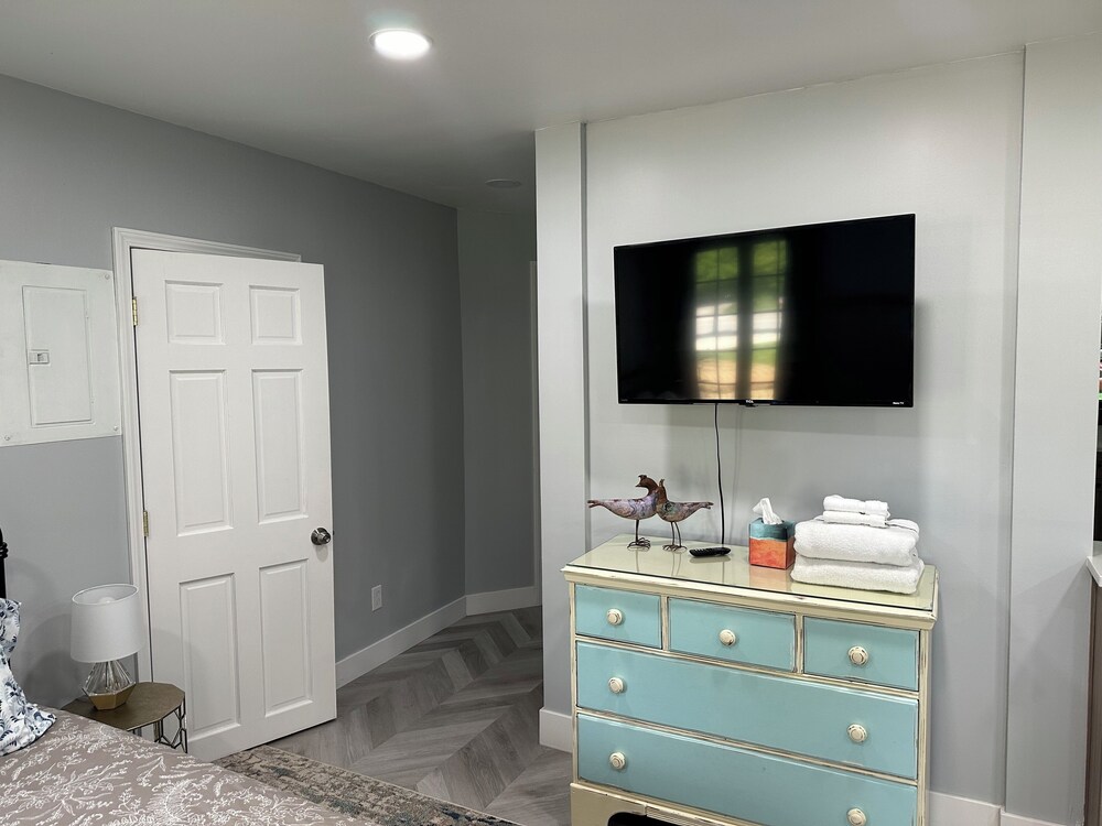 Modern Glen Arbor studio apartment with beautiful full kitchen and