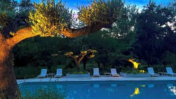 Een binnenzwembad, een seizoensgebonden buitenzwembad