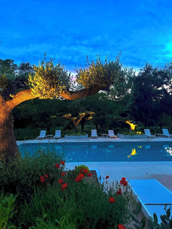 Una piscina cubierta, una piscina al aire libre de temporada, sombrillas