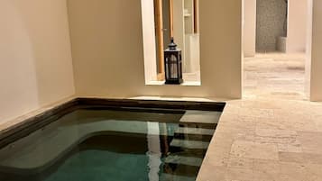 Salas de tratamiento para parejas, un sauna, una bañera de hidromasaje