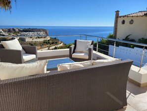 Property grounds - Magnificent Villa with swimming pool and panoramic view, ideal for 6 people. (Cumbre del Sol)