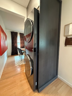 Interior - Charming 3-bedroom Home Near Downtown Lincoln. (Lincoln)