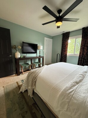 3 bedrooms, in-room safe, WiFi, bed sheets - Charming 3-bedroom Home Near Downtown Lincoln. (Lincoln)