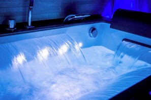 Een bubbelbad, een haardroger, handdoeken, zeep
