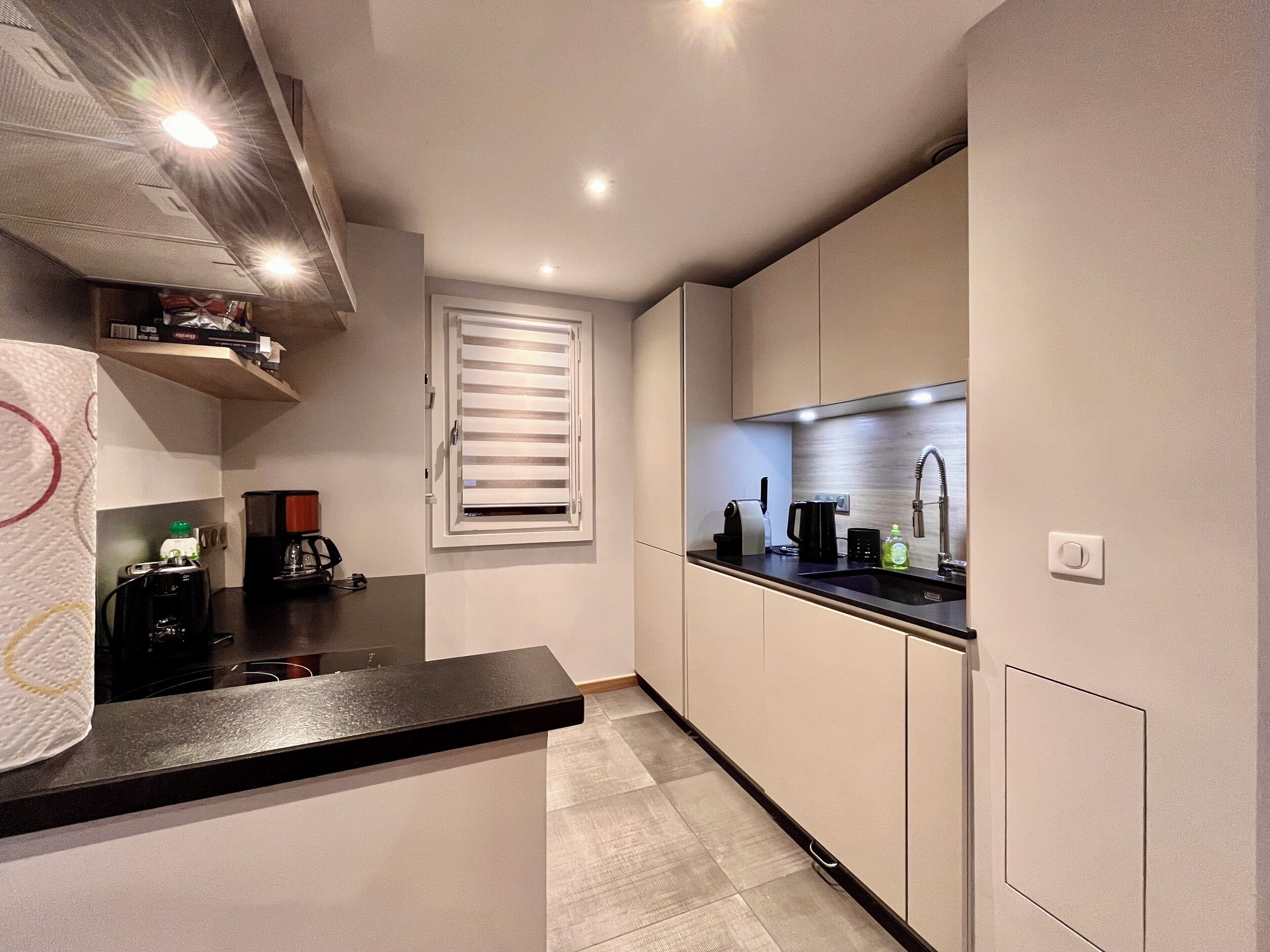 Réfrigérateur, micro-ondes, four, plaque de cuisson