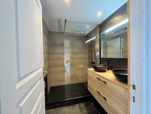 Shower, towels