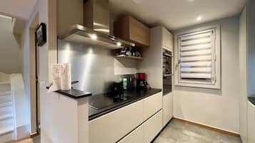 Een koelkast, een microgolfoven, een oven, een kookplaat