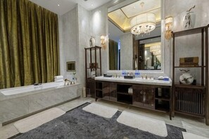A modern bathroom with a large bathtub, a double sink vanity, and a large mirror. - Wanda Realm Wuhu (Wuhu)