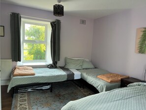 4 Schlafzimmer, Schreibtisch, Bügeleisen/Bügelbrett, kostenloses WLAN
