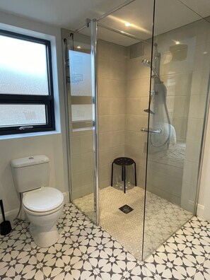 Shower, hair dryer, towels, soap - Renovated 4-bedroom farmhouse in near Lough Derg & Scarriff with WiFi (Scarriff)