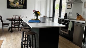 Een microgolfoven, een oven, een kookplaat, een vaatwasser