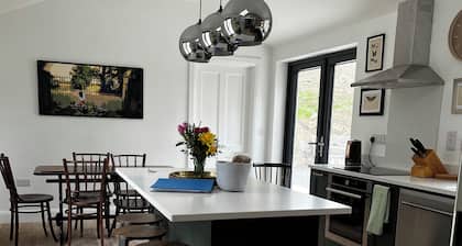 Renovated 4-bedroom farmhouse in near Lough Derg & Scarriff with WiFi