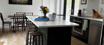 Renovated 4-bedroom farmhouse in near Lough Derg & Scarriff with WiFi