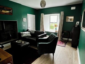 Smart-TV, Kamin, Bücher