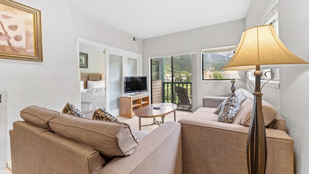 A modern living room with a sofa set, a TV, and a lamp. - Gac219c1 (Copper Mountain)