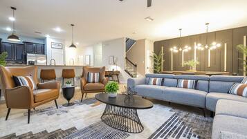 Smart-TV, Videospiele, Tischfußball, Bücher