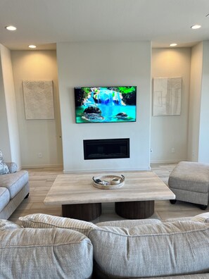 Smart TV y chimenea