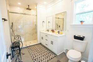 Een douche,  milieuvriendelijk toiletgerief, een haardroger, handdoeken