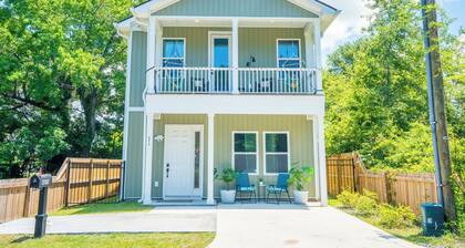Park Circle Spacious Oasis:Hot TubâąBackyardâą4BRâą3 KingsâąFull KitchenâąGame Roomâą