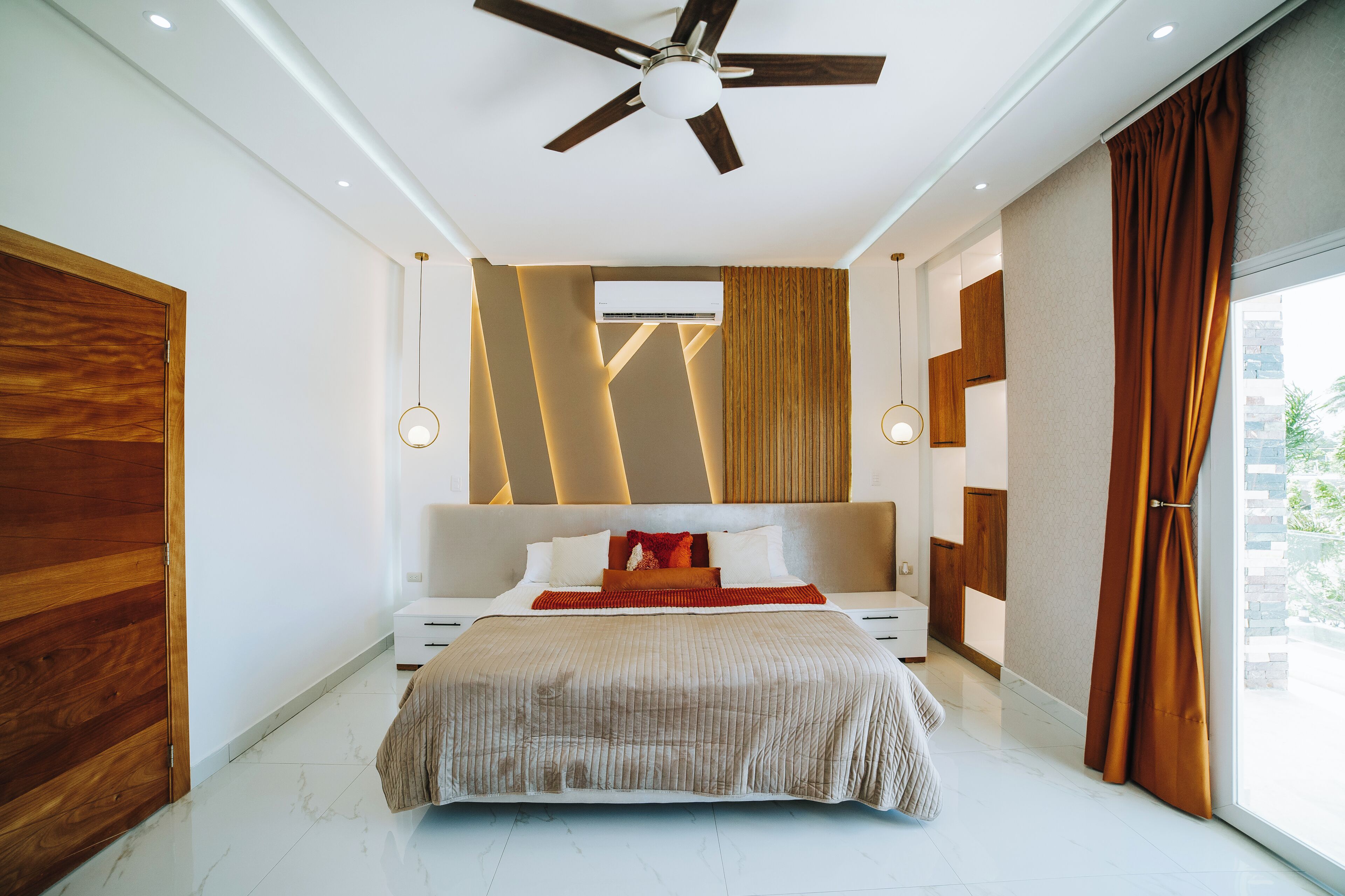 5 bedrooms, iron/ironing board, WiFi, bed sheets