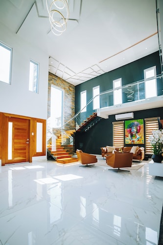 Spacious Luxury 5-Bedroom, 7 Bath Villa w/ AC & Wi-Fi - 15min North of Cabarete