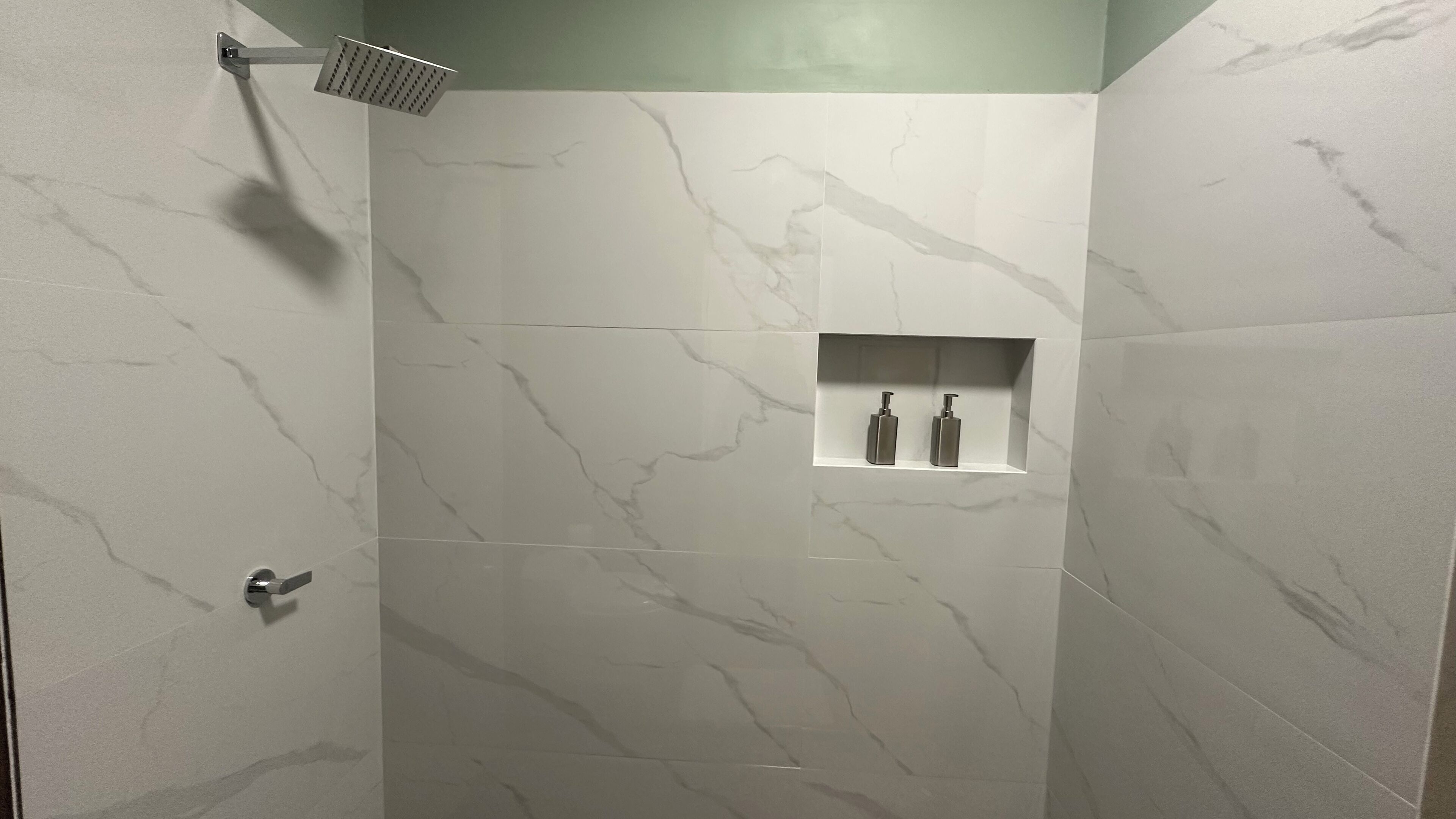 Serviettes fournies, savon, shampoing, papier toilette