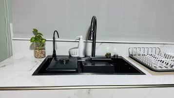 Een microgolfoven, een oven, een koffiezetapparaat/waterkoker