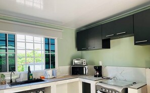 電子レンジ、オーブン、コーヒー / ティーメーカー、調理器具と食器