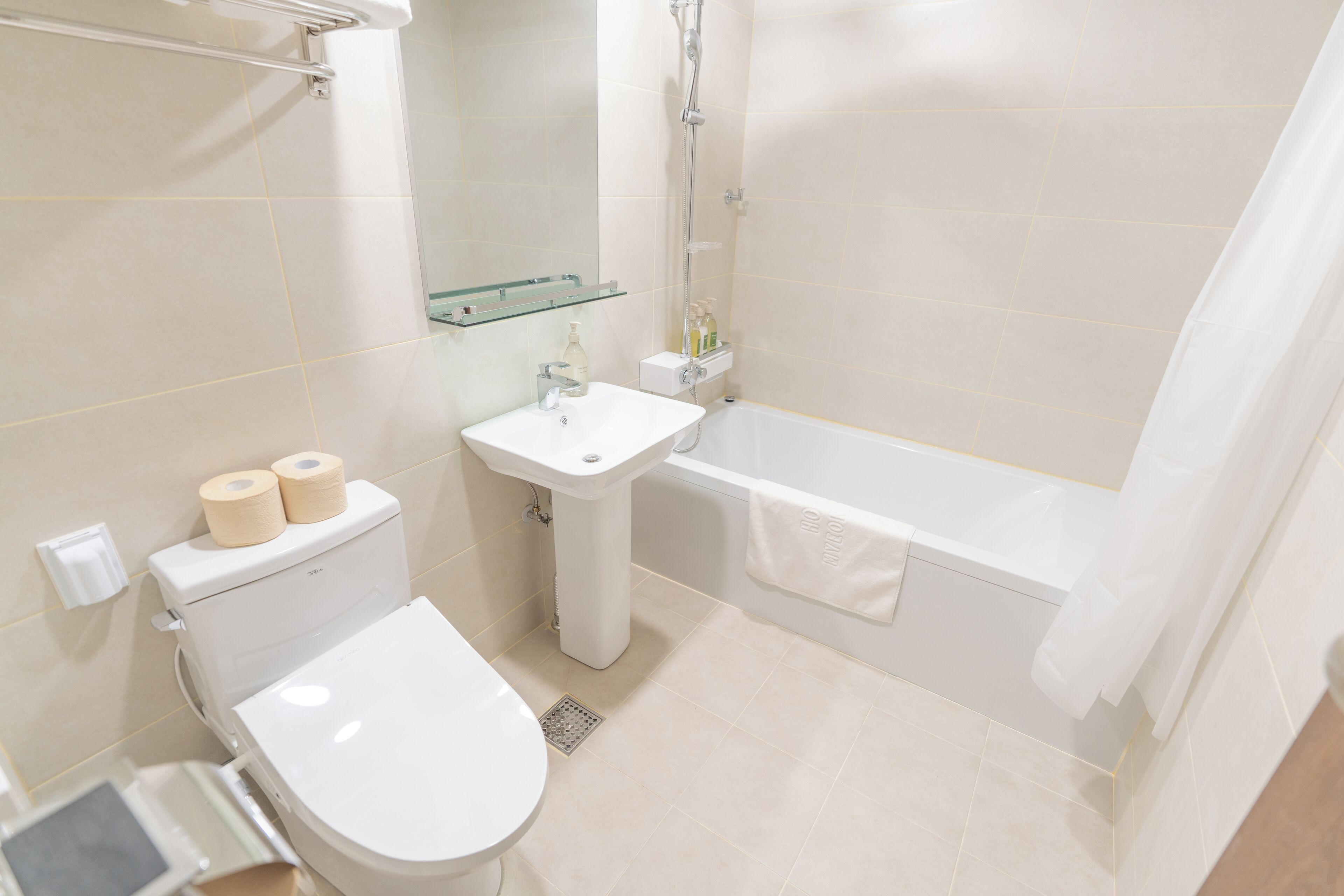 Une salle de bain avec des toilettes, un lavabo et une baignoire.