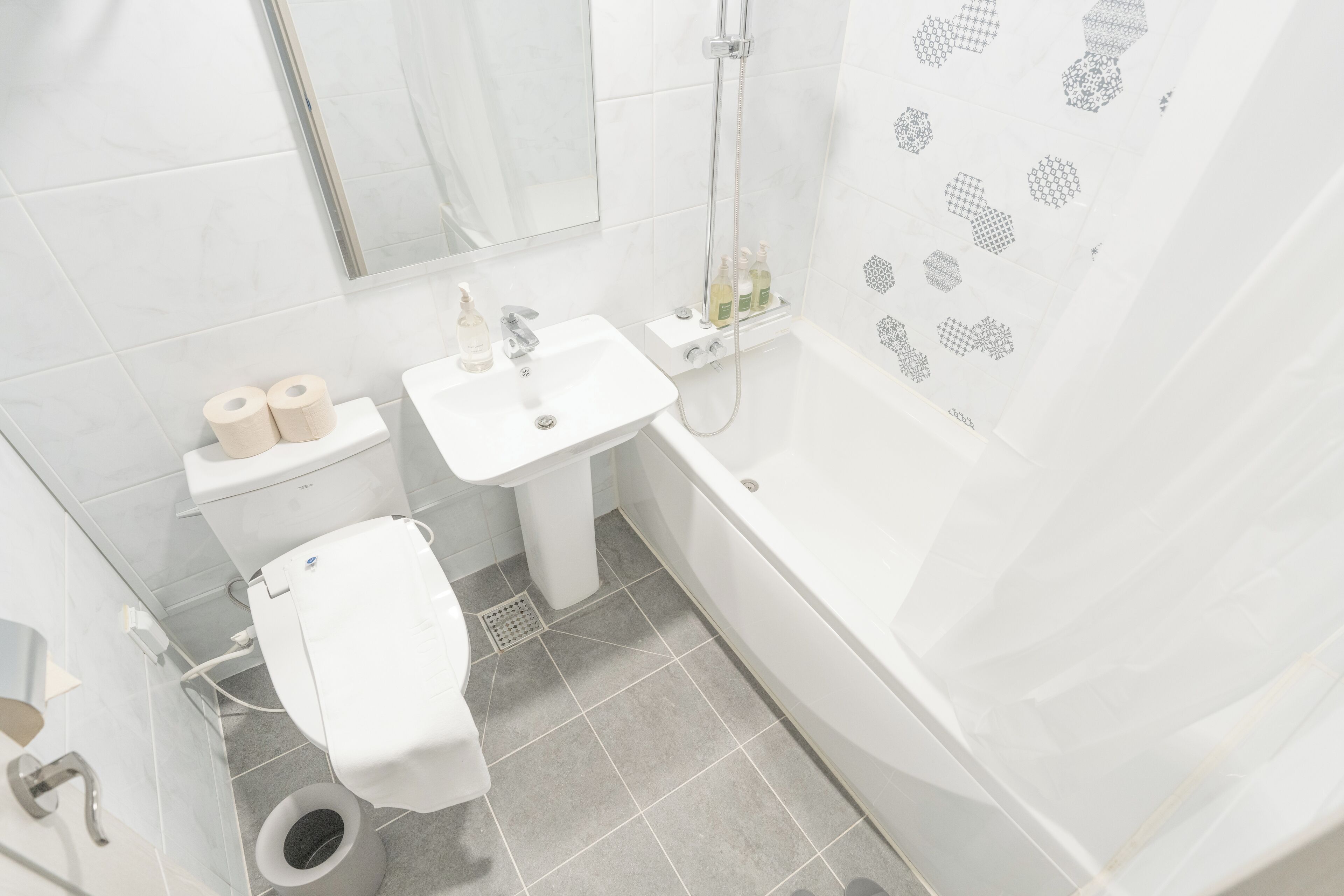 Un baño moderno con inodoro, lavabo y bañera.