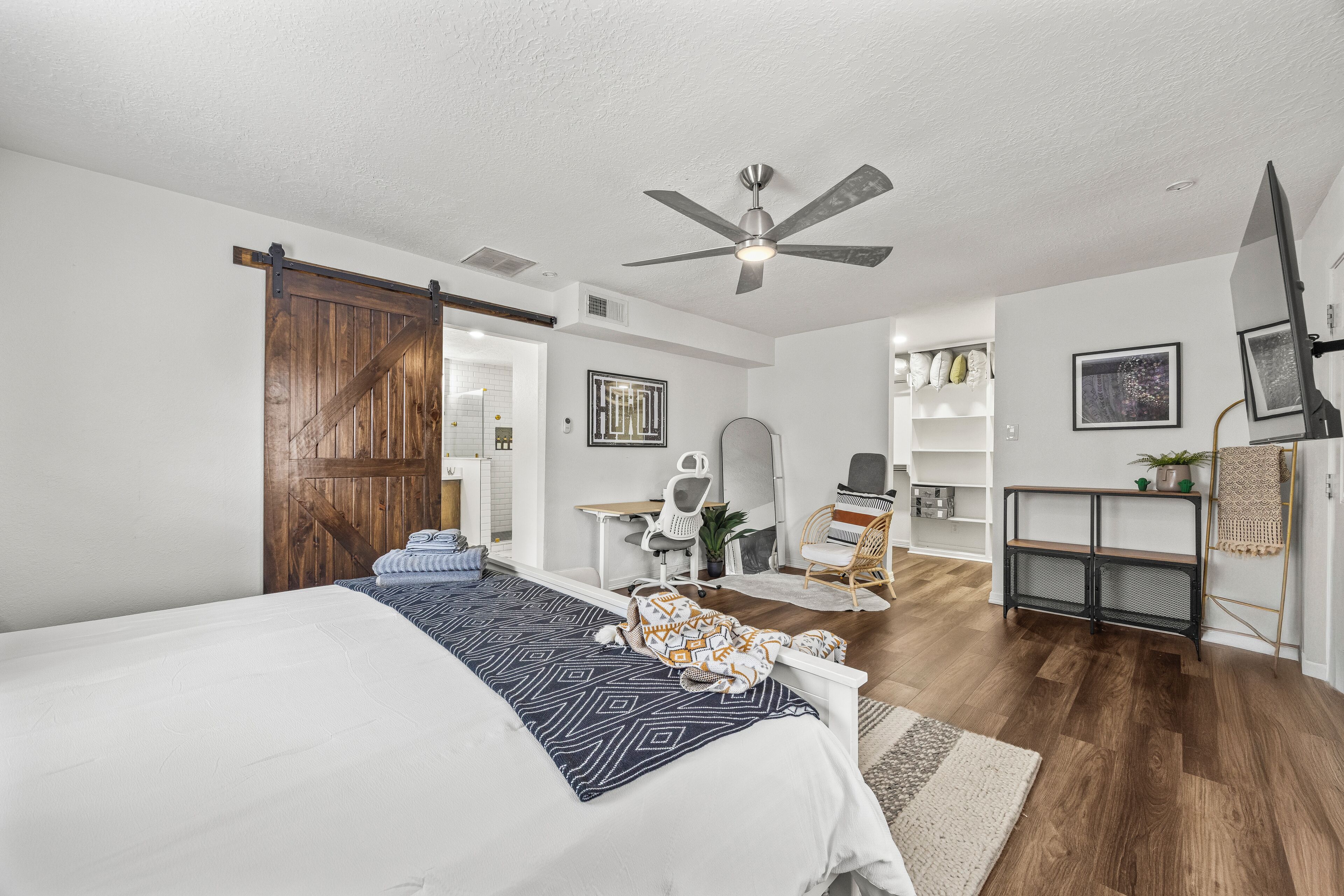 4 chambres, bureau, fer et planche à repasser, lit parapluie