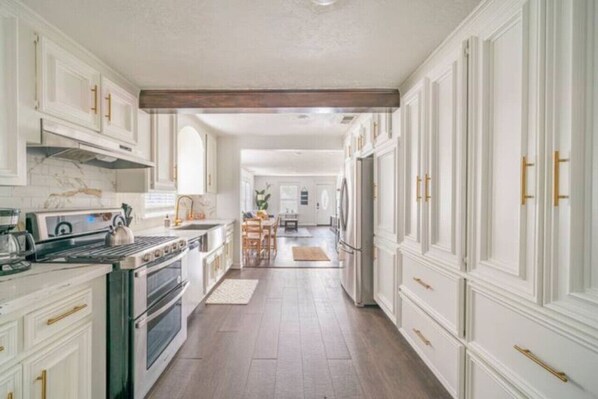 Refrigerador, microondas, horno y parrilla de estufa 