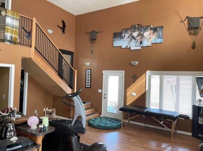 Private Secluded House and yard on Beautiful 1/4 section - Pet Friendly