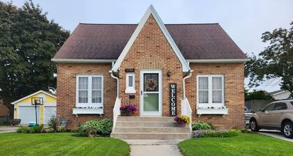 Charming Pet-friendly Home Close To The Green Bay Packers And Lake Michigan!