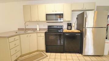 ثلاجة، ميكروويف، فرن، موقد طهي مسطح