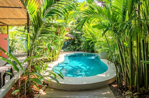 Villa del Mito: Pool, Walk to Beach, AC, Wifi, Beautiful Garden, Private