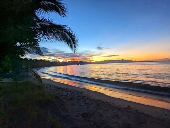 Ubicación cercana a la playa y toallas de playa