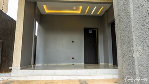 Un pasillo moderno con techo empotrado y una puerta al final.