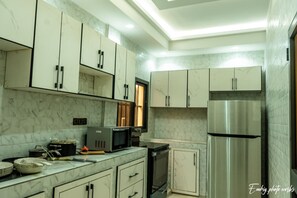 Kühlschrank, Mikrowelle, Ofen, Herdplatte