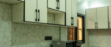 Kühlschrank, Mikrowelle, Ofen, Herdplatte