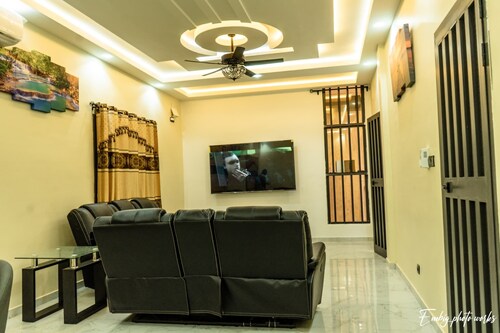 Charming 3-bedroom house with AC, WiFi and security agent in Sanguera togo