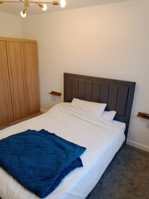 2 bedrooms, WiFi, bed sheets - Cozy house  (Harworth)