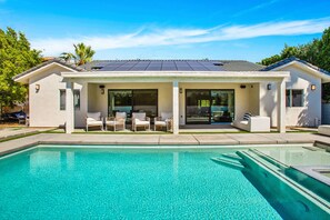 Pool - Modern 4-bedroom house with Pool, Jacuzzi, Firepit, Outdoor BBQ inCathedral City (Cathedral City)