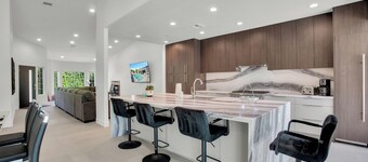 Modern 4-bedroom house with Pool, Jacuzzi, Firepit, Outdoor BBQ inCathedral City