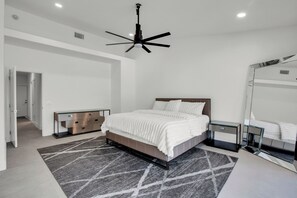 4 bedrooms, WiFi, bed sheets - Modern 4-bedroom house with Pool, Jacuzzi, Firepit, Outdoor BBQ inCathedral City (Cathedral City)