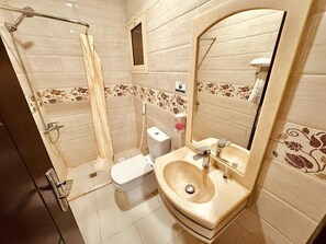 Ducha y bañera combinadas, toallas, jabón y champú